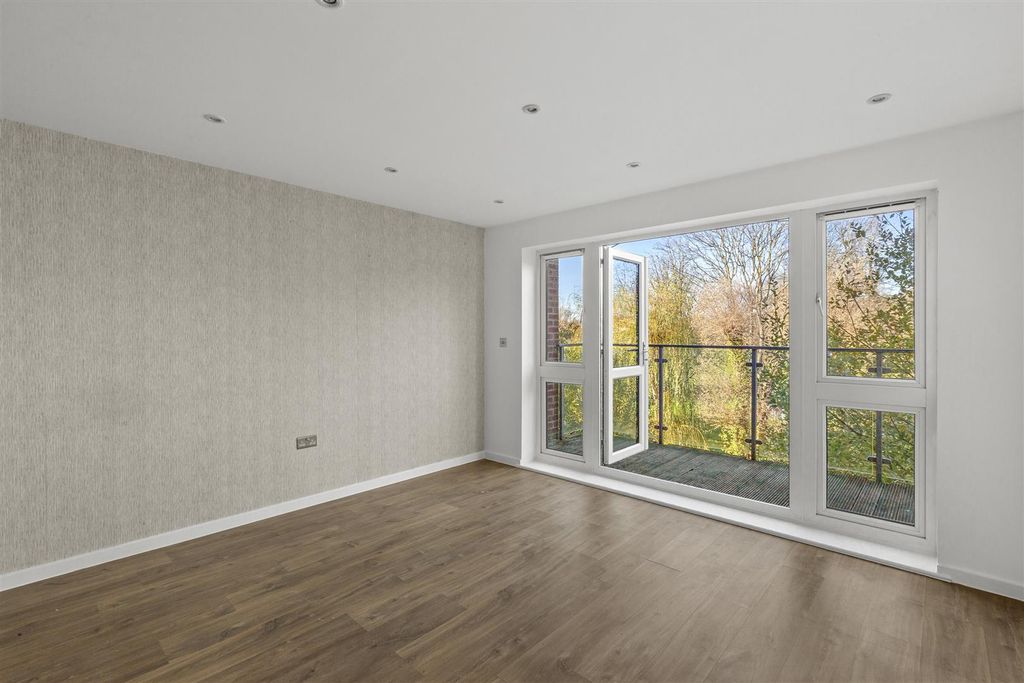 Property photo 3 of 11 Reception Area