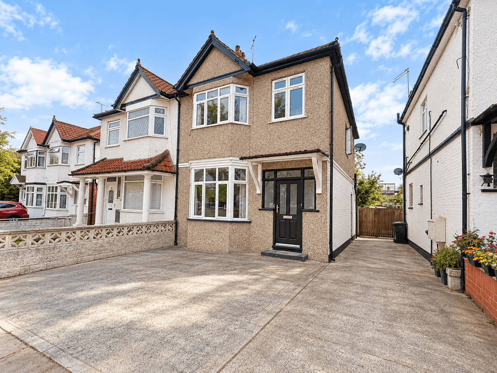 Property photo 1 of 2 4 Bed Semi Detached Property To Rent