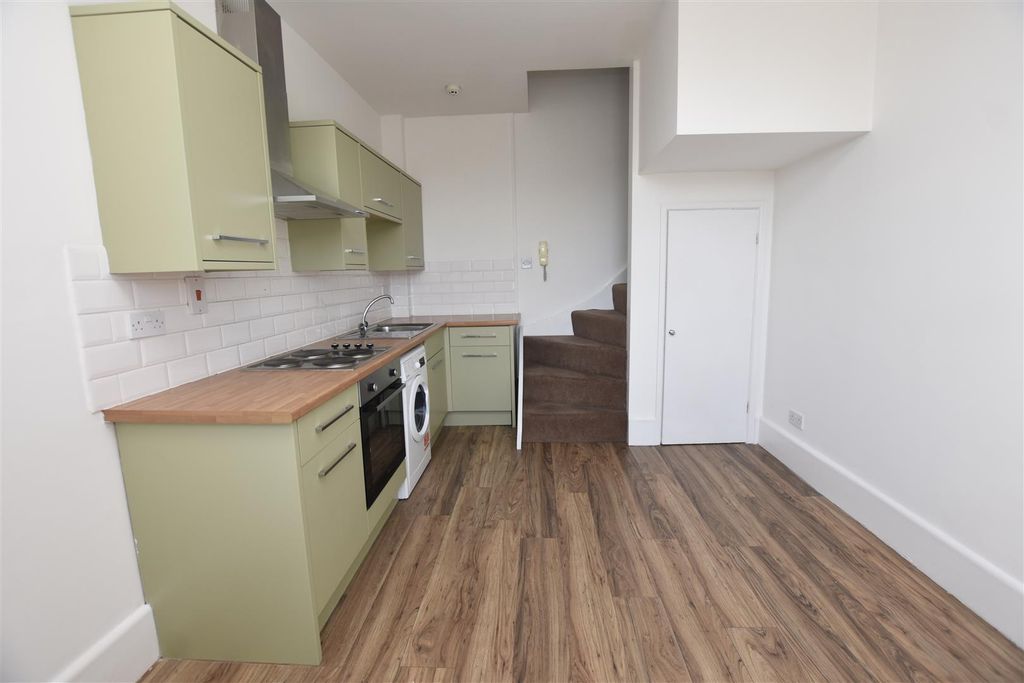 Property photo 3 of 18 Kitchen