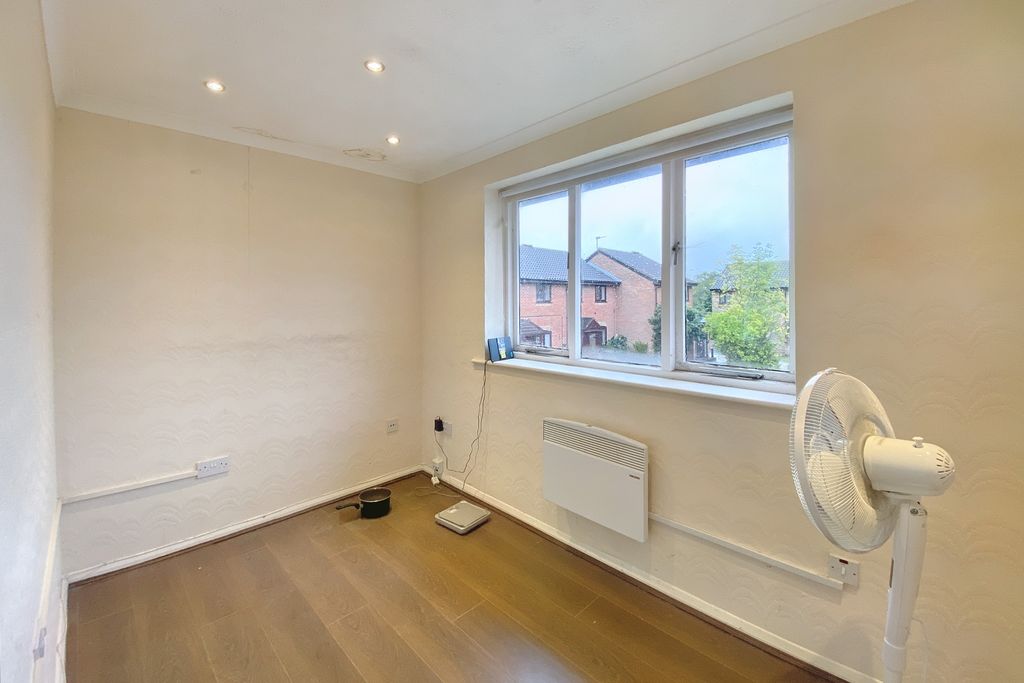 Property photo 2 of 6 75 Godwin Close, Sewardstone Road, Chingford, London E4 7Rq