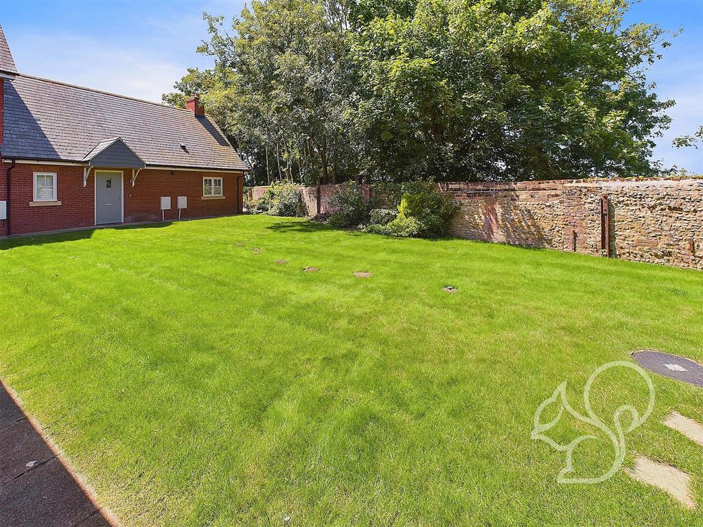 Property photo 3 of 12 Communal Gardens