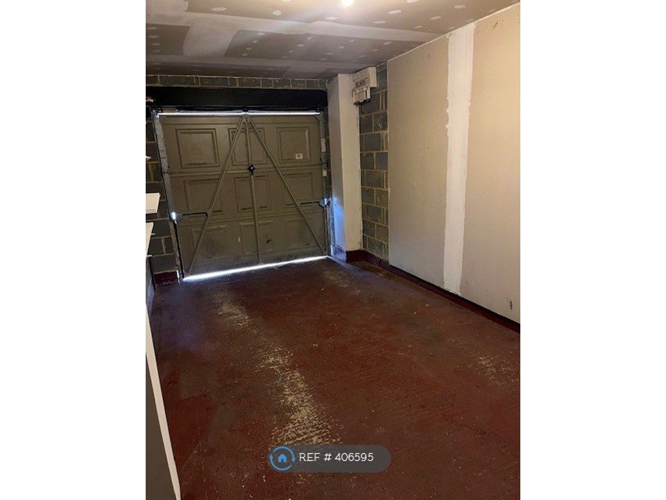 Property photo 3 of 10 Garage