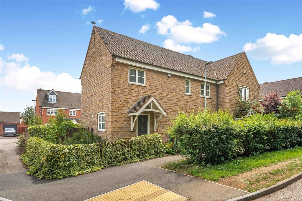 Property photo 1 of 16 18 Thenford Road, Middleton Cheney-3.Jpg