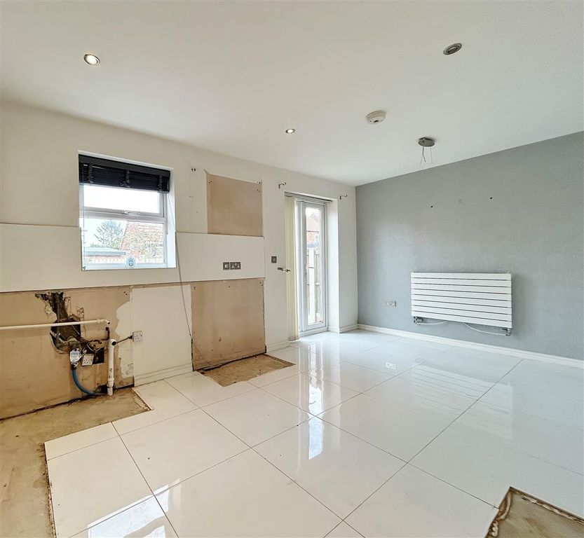 Property photo 3 of 11 Kitchen