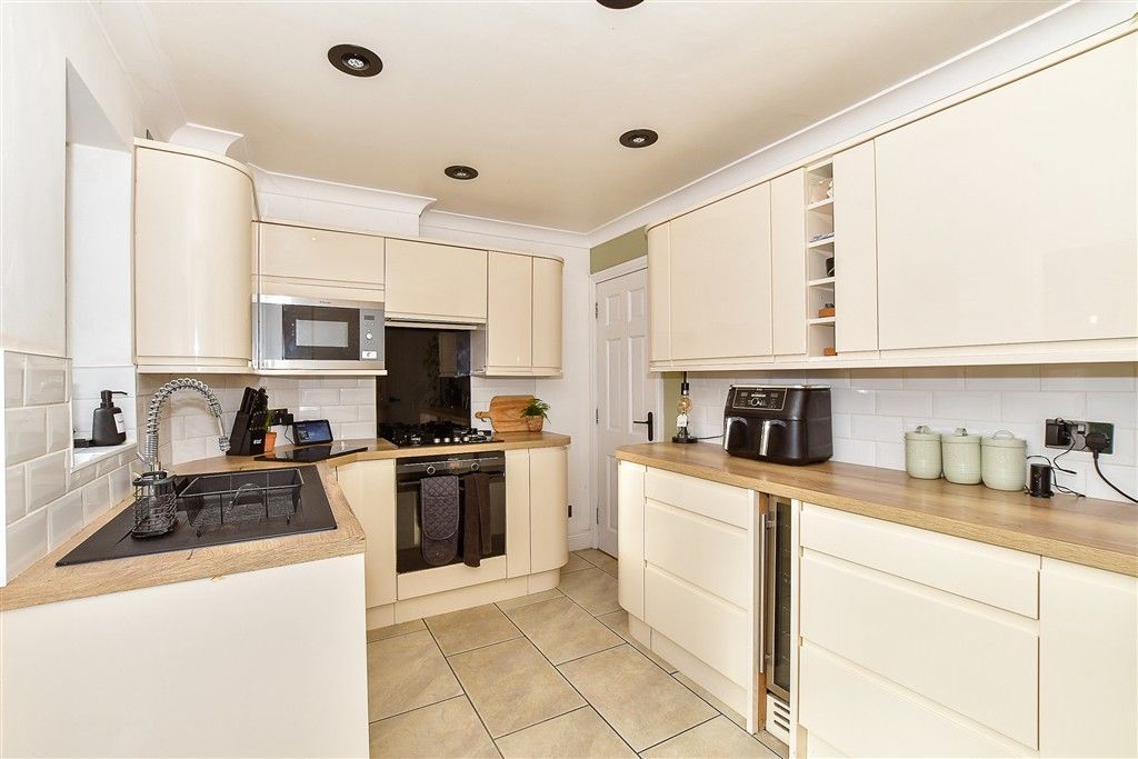 Property photo 1 of 9 Kitchen