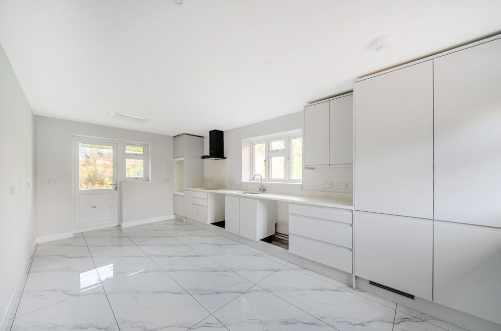 Property photo 2 of 17 Kitchen/Breakfast Rm