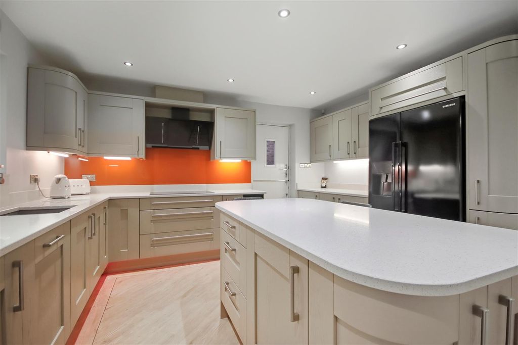 Property photo 3 of 19 Kitchen