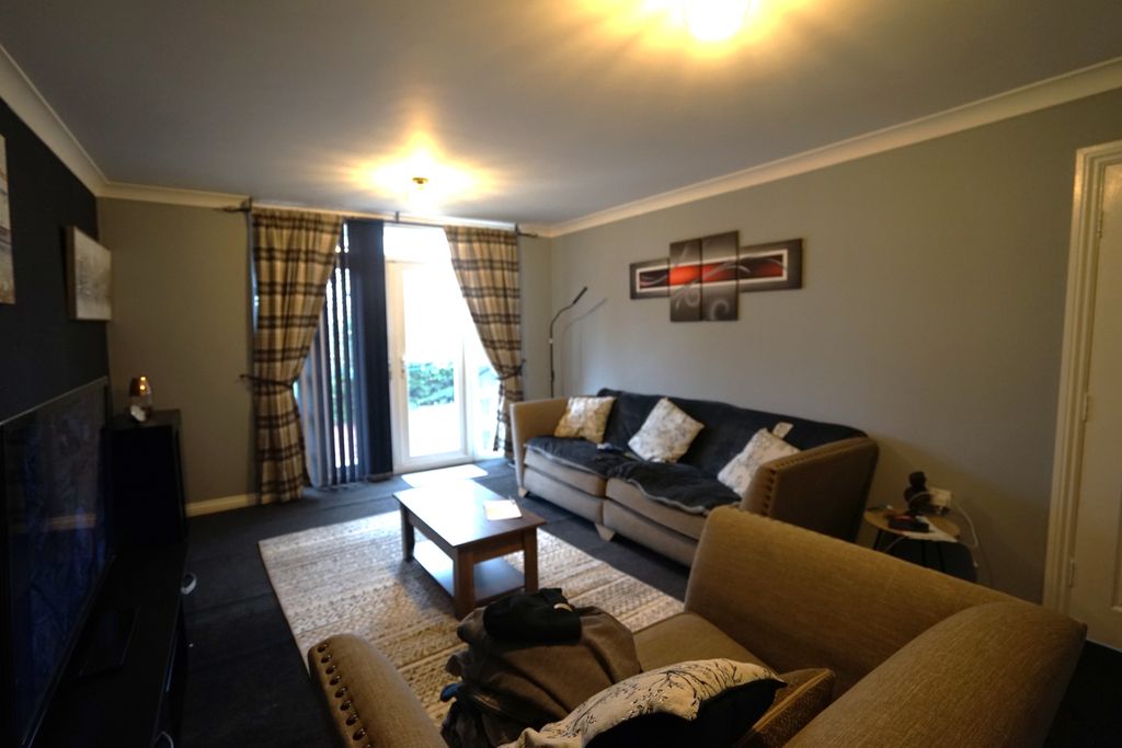 Property photo 3 of 12 Lounge 2
