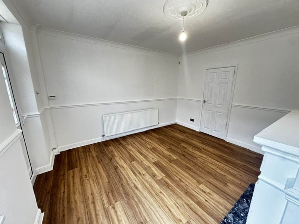 Property photo 3 of 21 Living Room