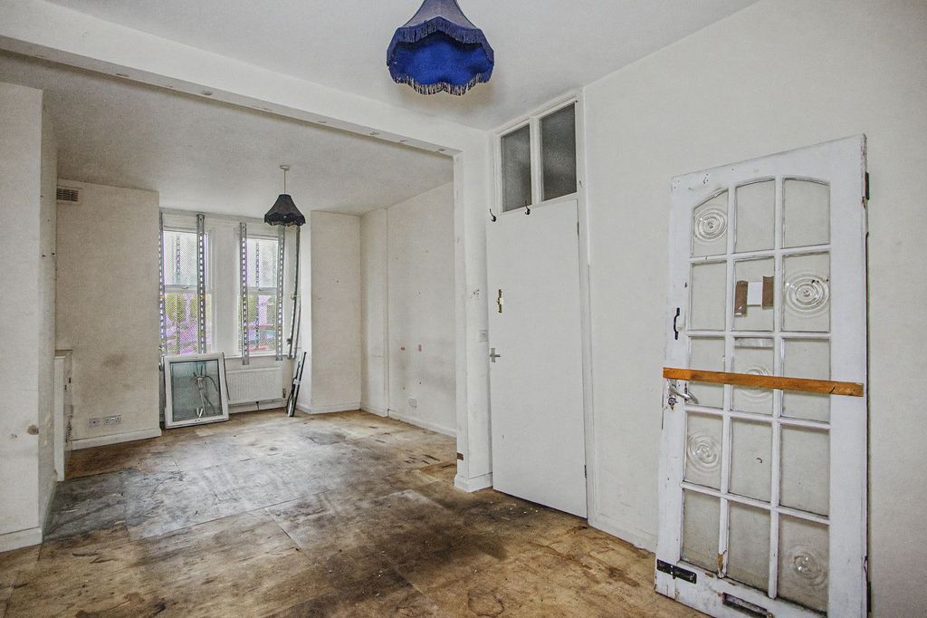 Property photo 3 of 15 175 Cann Hall Road, London E11 3Nj