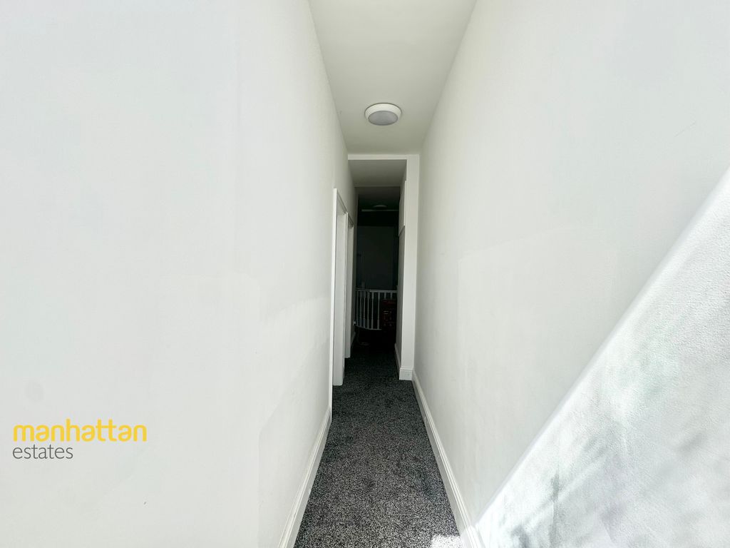Property photo 2 of 22 Hallway