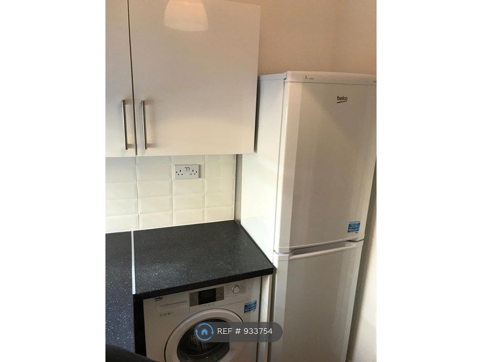 Property photo 2 of 10 Kitchen