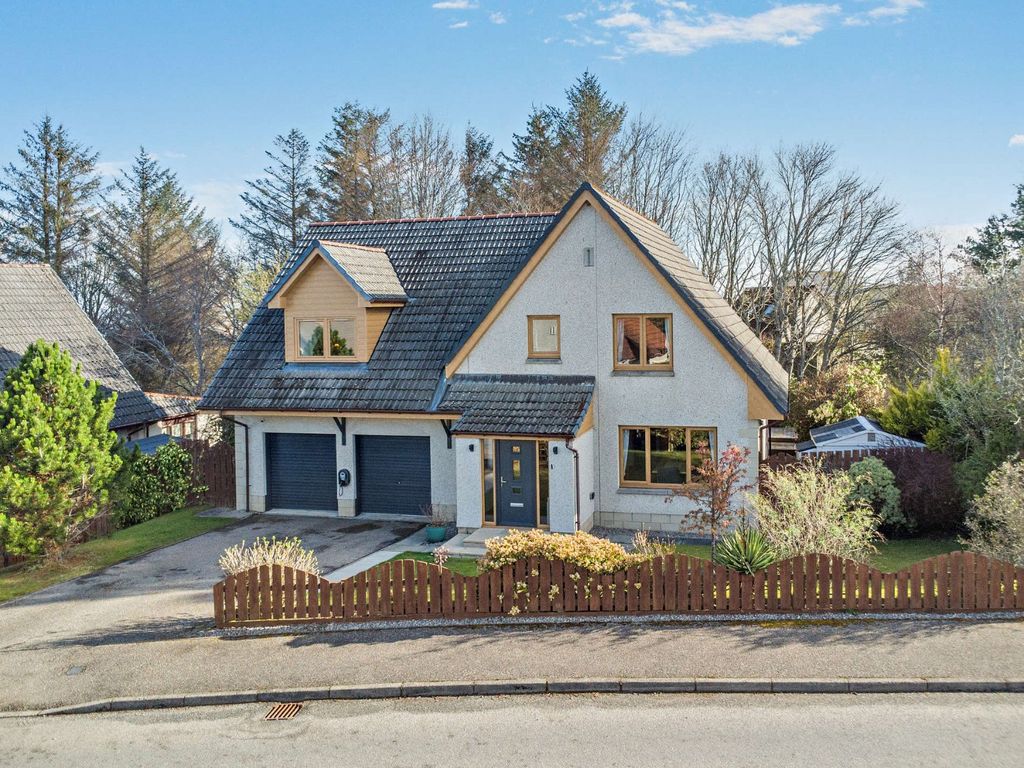 Property photo 1 of 27 18 Redwood Crescent