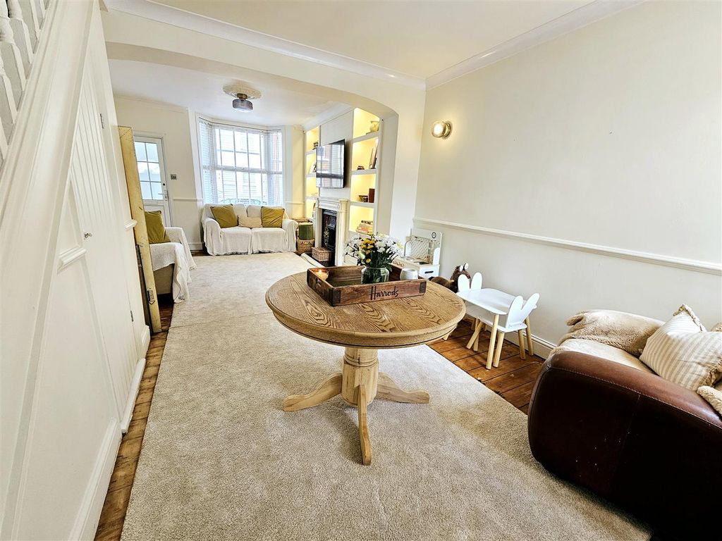 Property photo 3 of 9 Lounge.