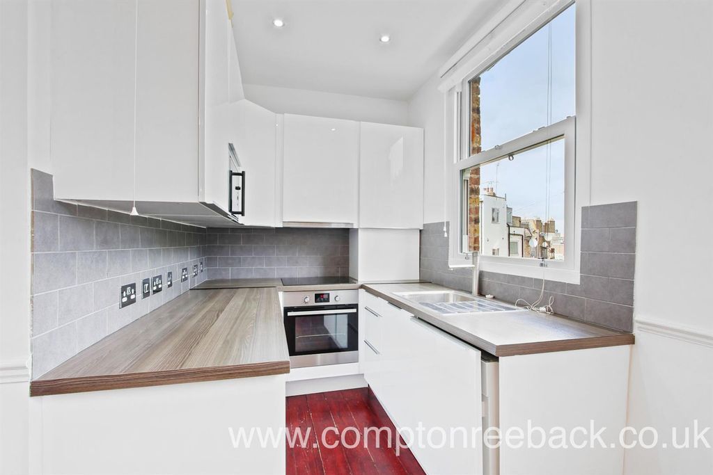 Property photo 3 of 8 Kitchen: