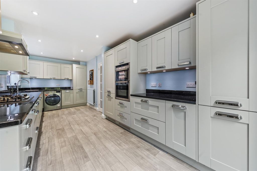 Property photo 3 of 23 11Pevenseygrweb35.Jpg