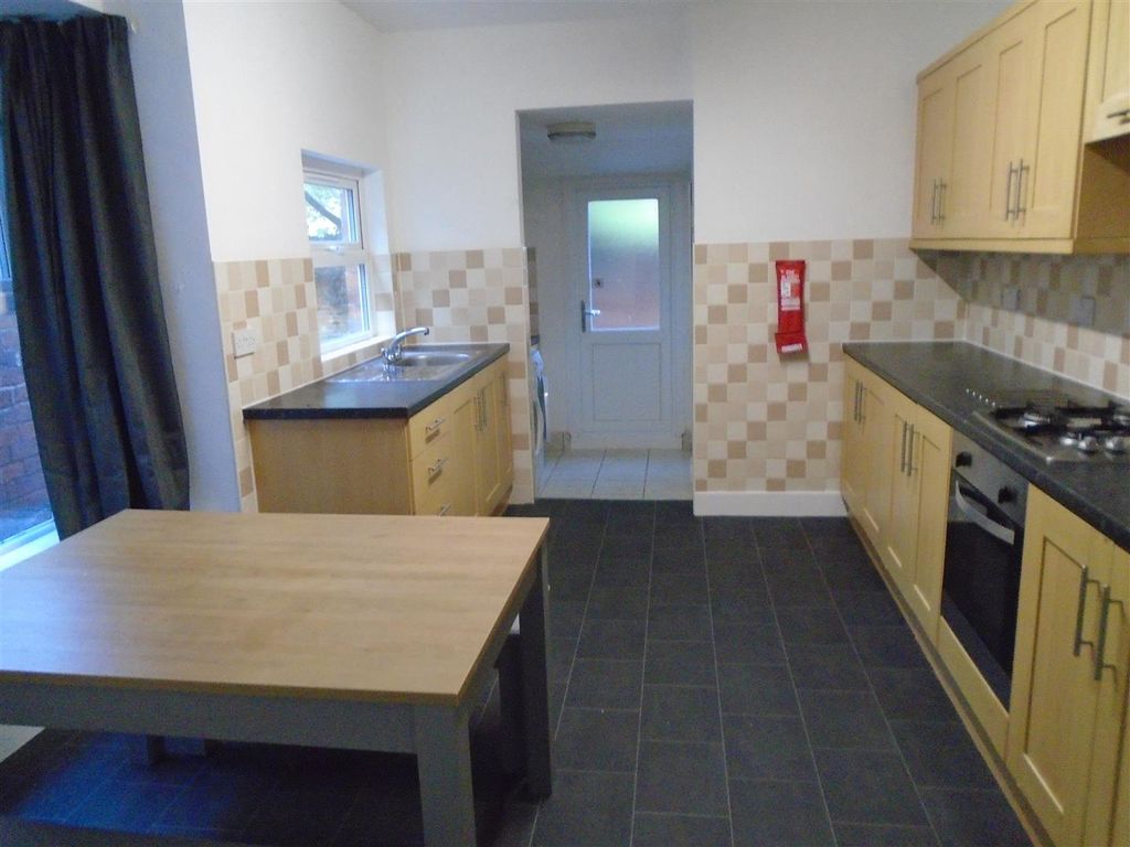 Property photo 1 of 7 Kitchen (2).Jpg