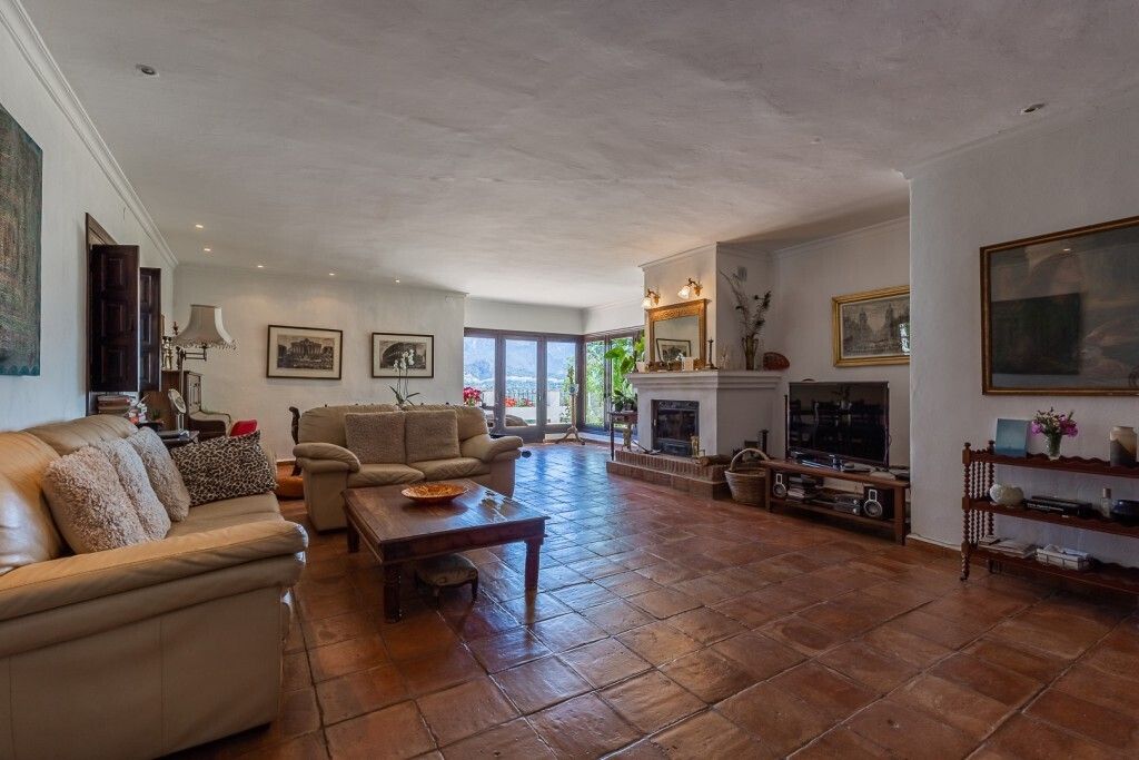 Property photo 3 of 10 Lounge