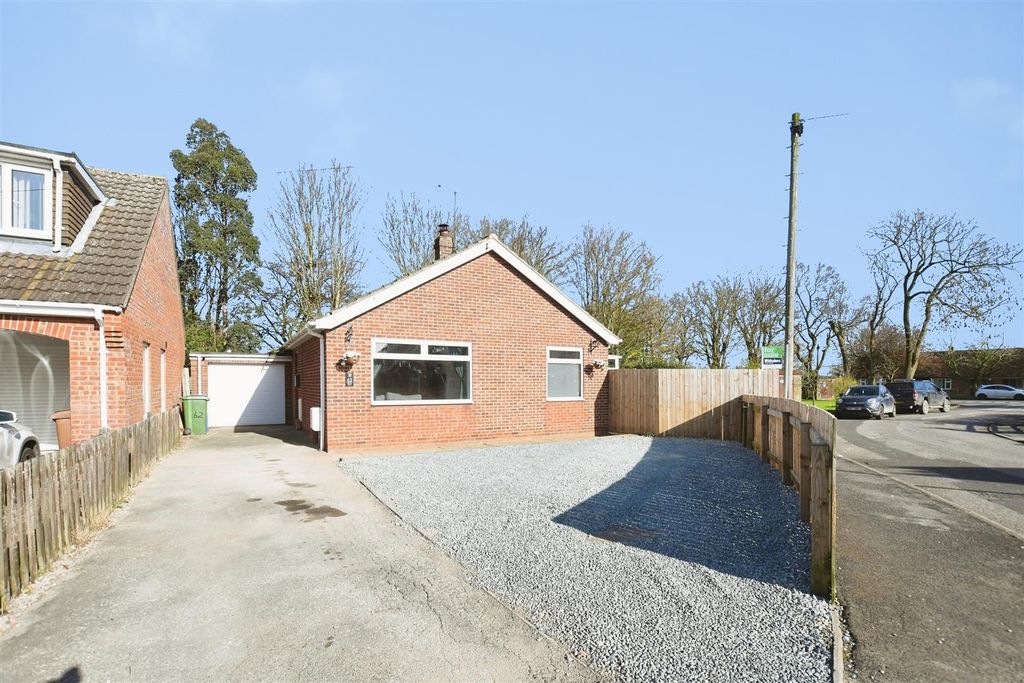 Property photo 1 of 17 Garage