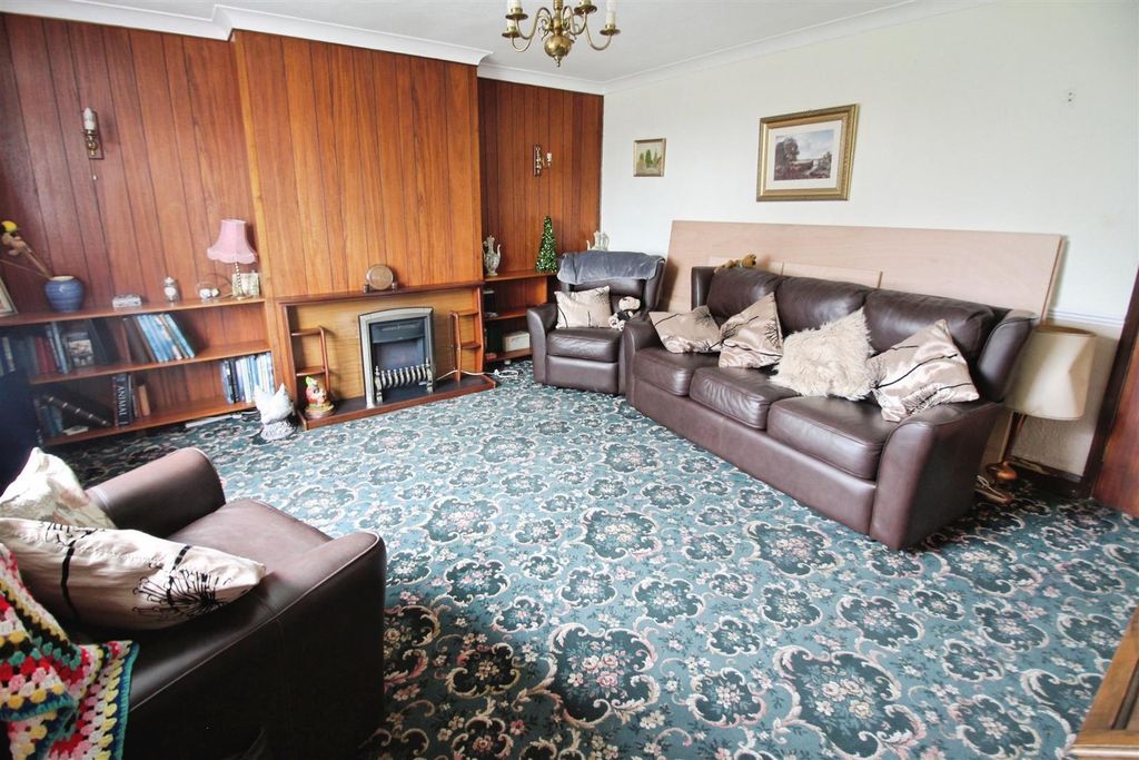 Property photo 2 of 14 Lounge