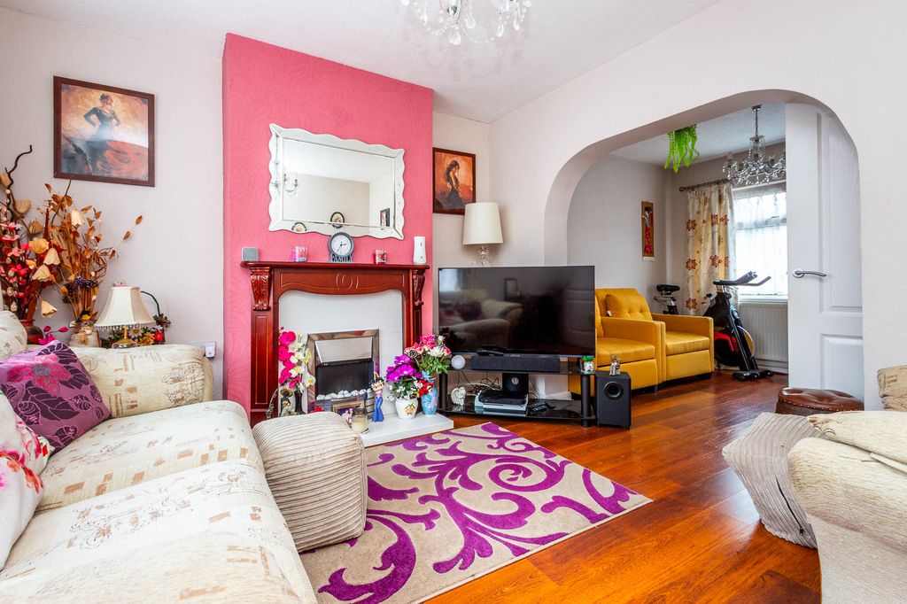 Property photo 3 of 12 Lounge