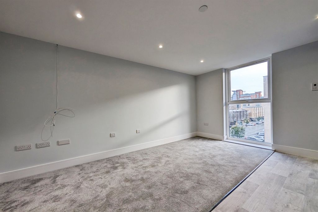 Property photo 3 of 5 (Main)