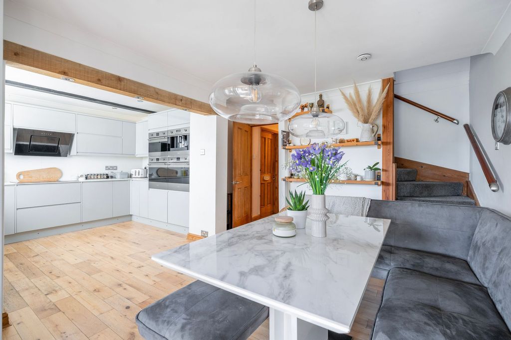 Property photo 2 of 27