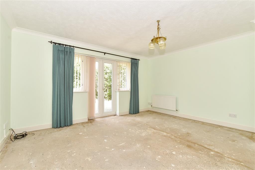 Property photo 3 of 13 Lounge