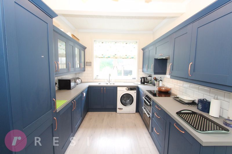 Property photo 3 of 11 Kitchen
