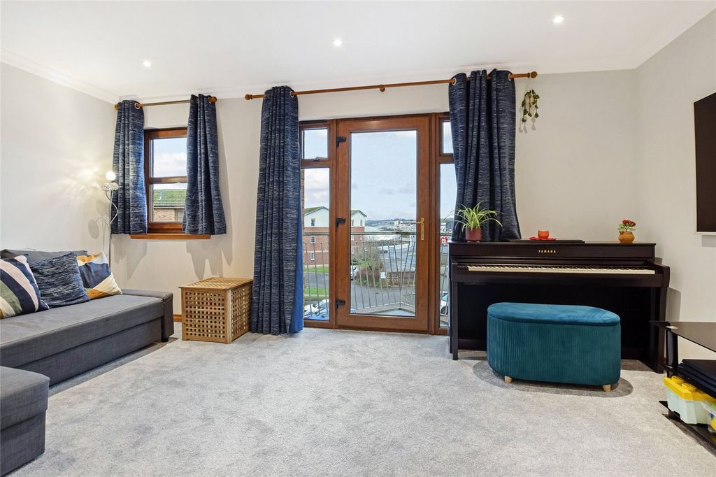 Property photo 2 of 21 Living Room