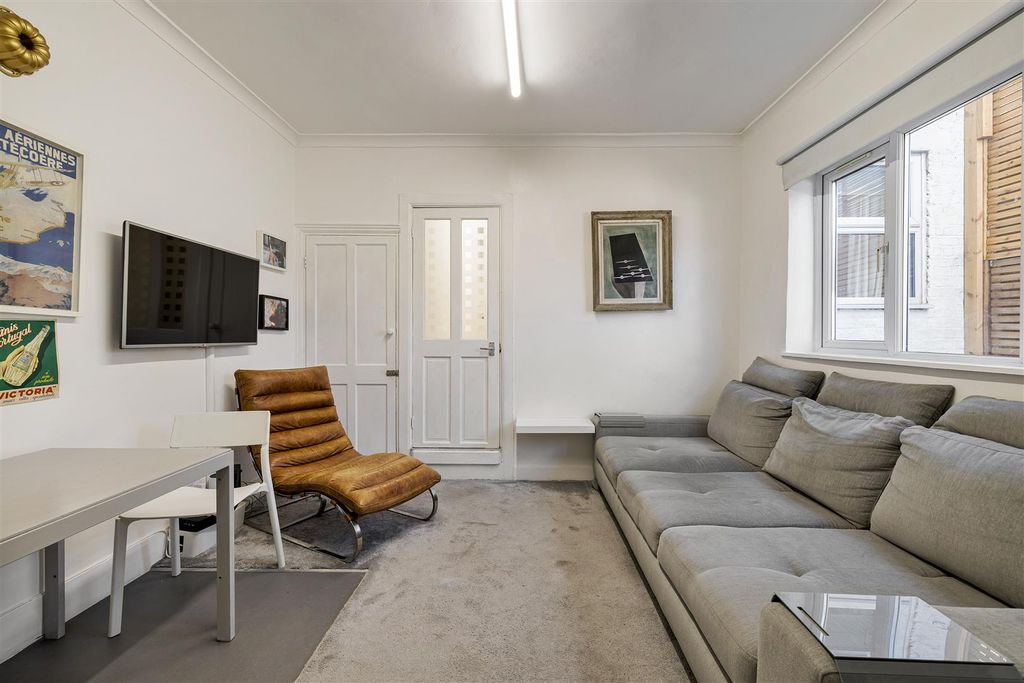 Property photo 3 of 14 Central Park Road, E6