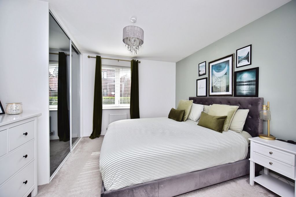Property photo 2 of 19 Master Bedroom