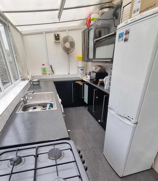 Property photo 3 of 6 Kitchen