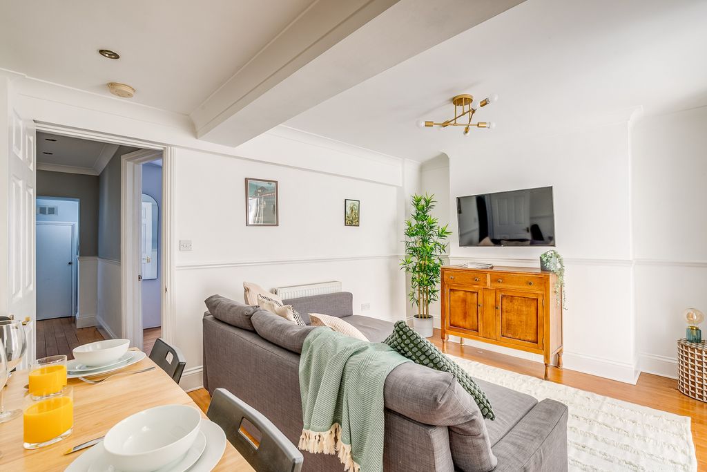 Property photo 3 of 31 Gallery