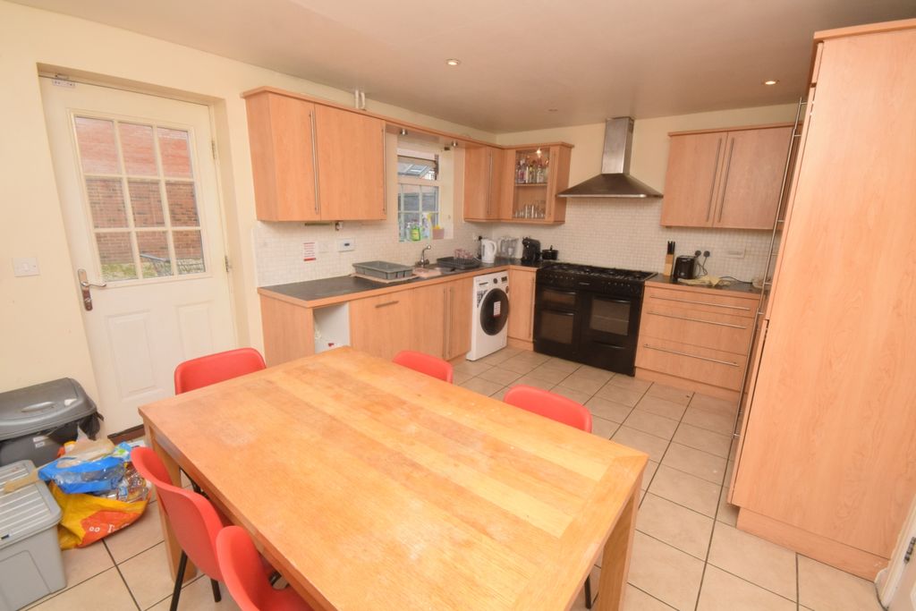 Property photo 2 of 11 Kitchen