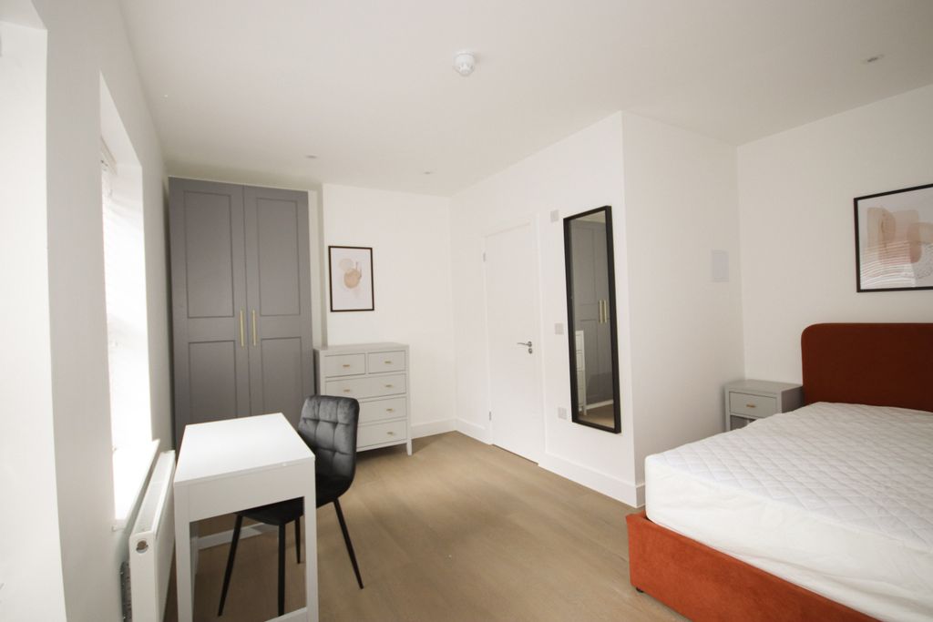 Property photo 2 of 5 Bedroom