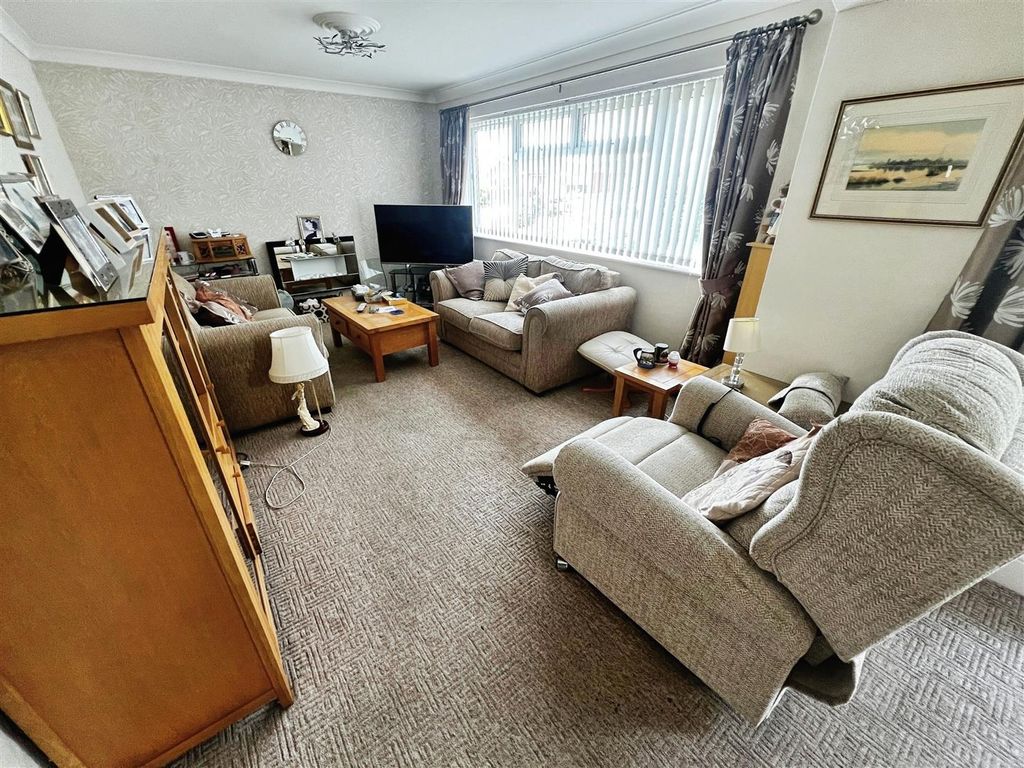 Property photo 3 of 14 Lounge