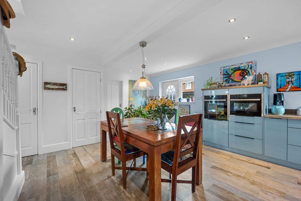 Property photo 3 of 28