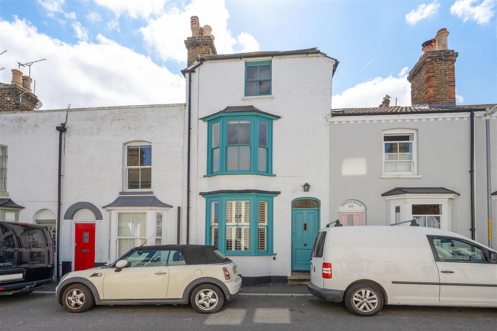 Property photo 1 of 16 Argyle Road, Whitstable