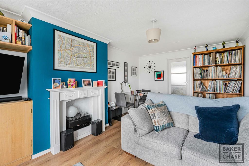 Property photo 3 of 21 Lounge