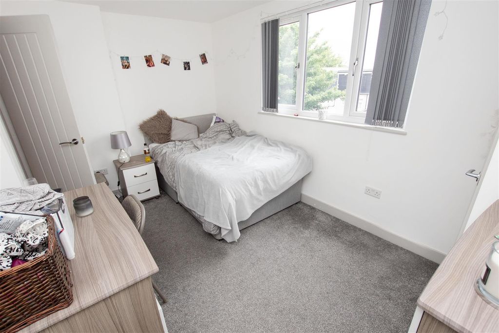 Property photo 3 of 12 Approach