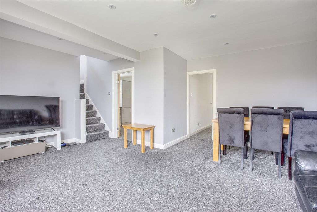 Property photo 3 of 14 35 Dean Close, Hp12 3Ns-8.Jpg