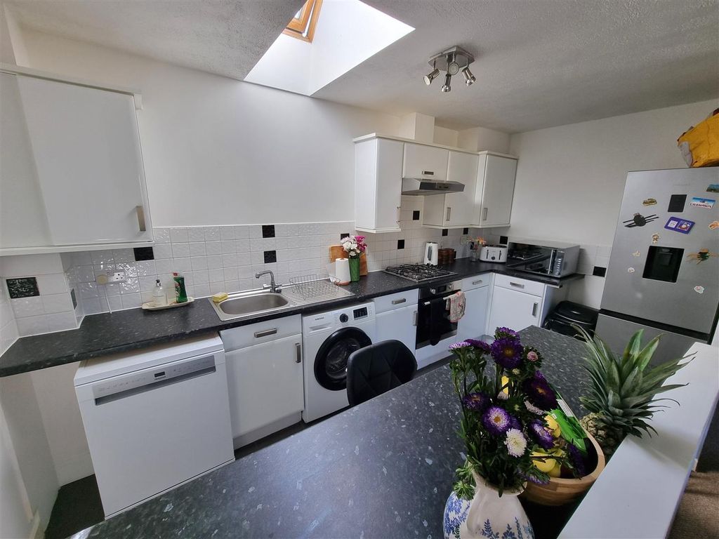 Property photo 3 of 9 Kitchen.Jpg
