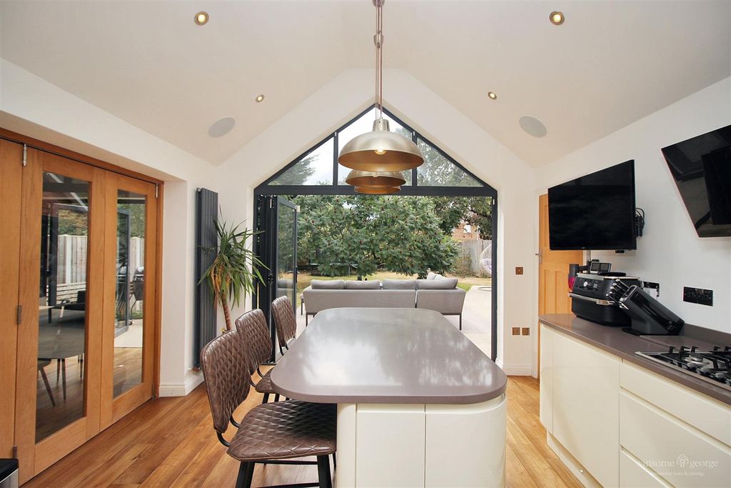Property photo 3 of 29 Kitchen/Breakfast Room
