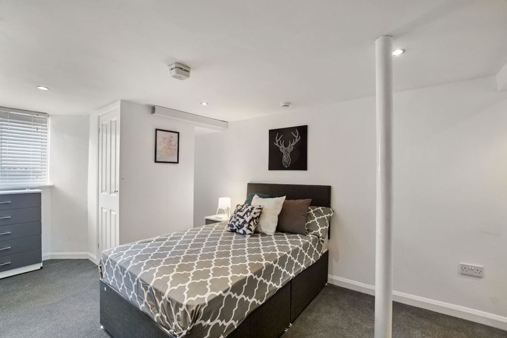 Property photo 1 of 8 Room 2