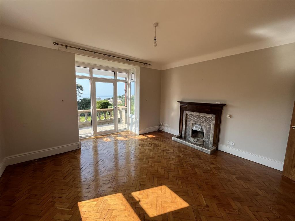 Property photo 3 of 18 Sitting Room