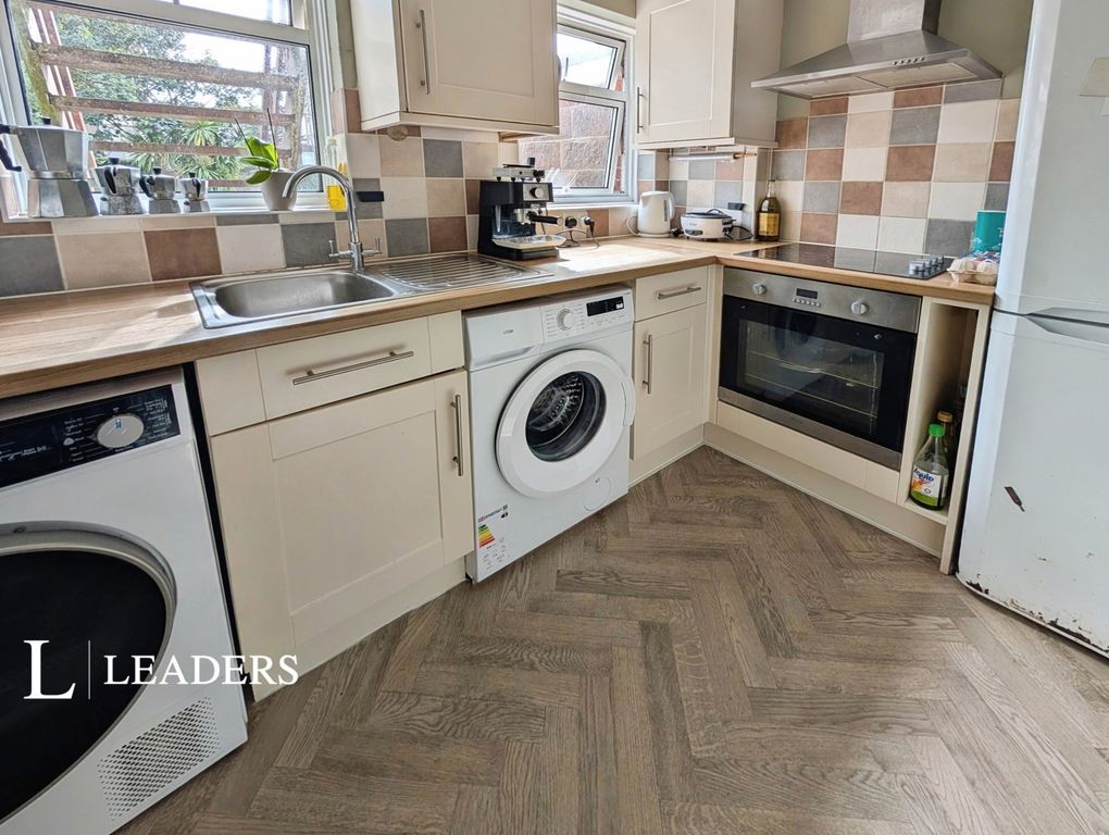 Property photo 3 of 17 Kitchen