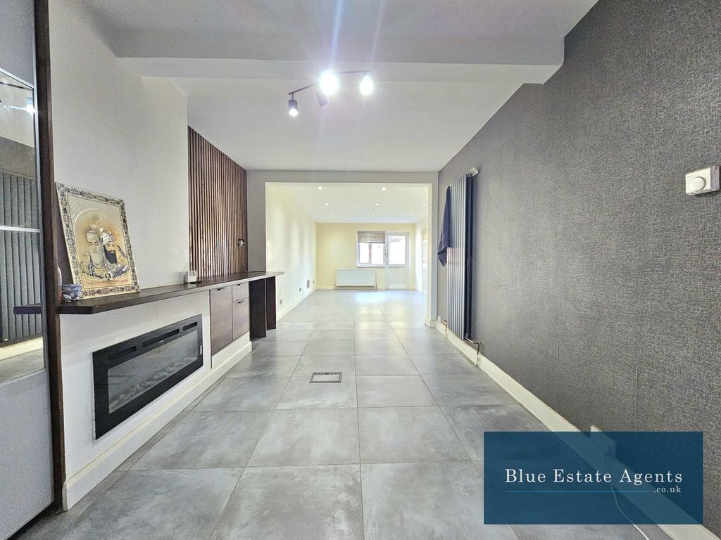 Property photo 3 of 14 Lounge