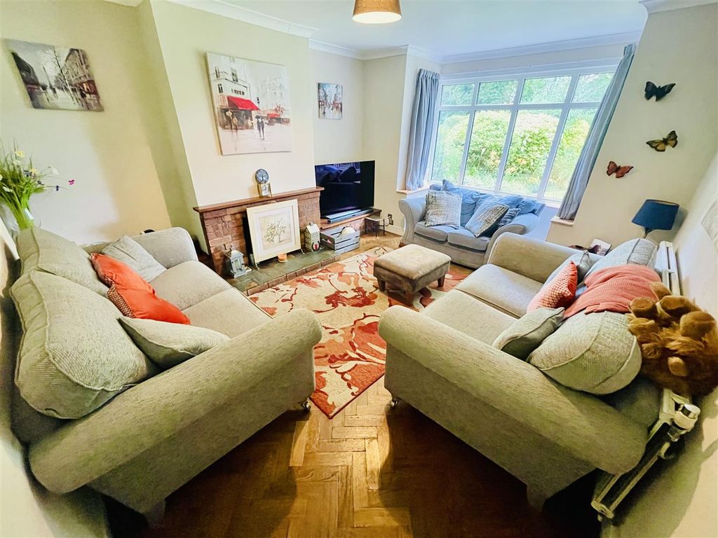Property photo 3 of 17 Lounge