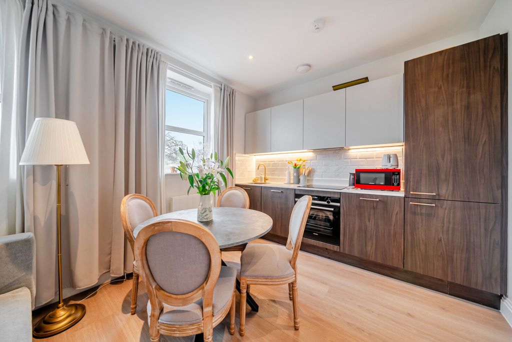 Property photo 2 of 16 1383760-10-692820...